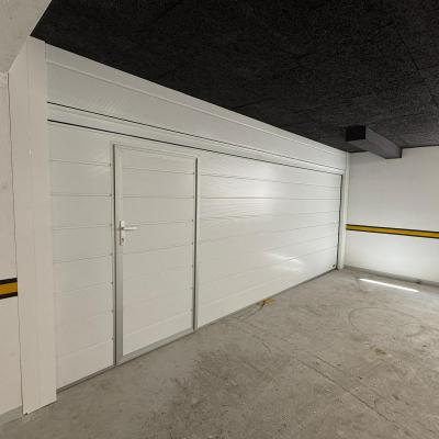 Sekcijska Vrata Sa Prolazom 12